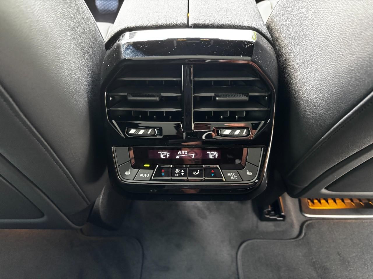 BMW iX Vehicle Full-screen Gallery Image 18