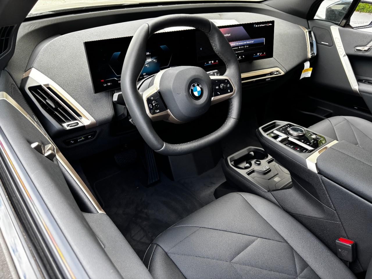 BMW iX Vehicle Full-screen Gallery Image 20