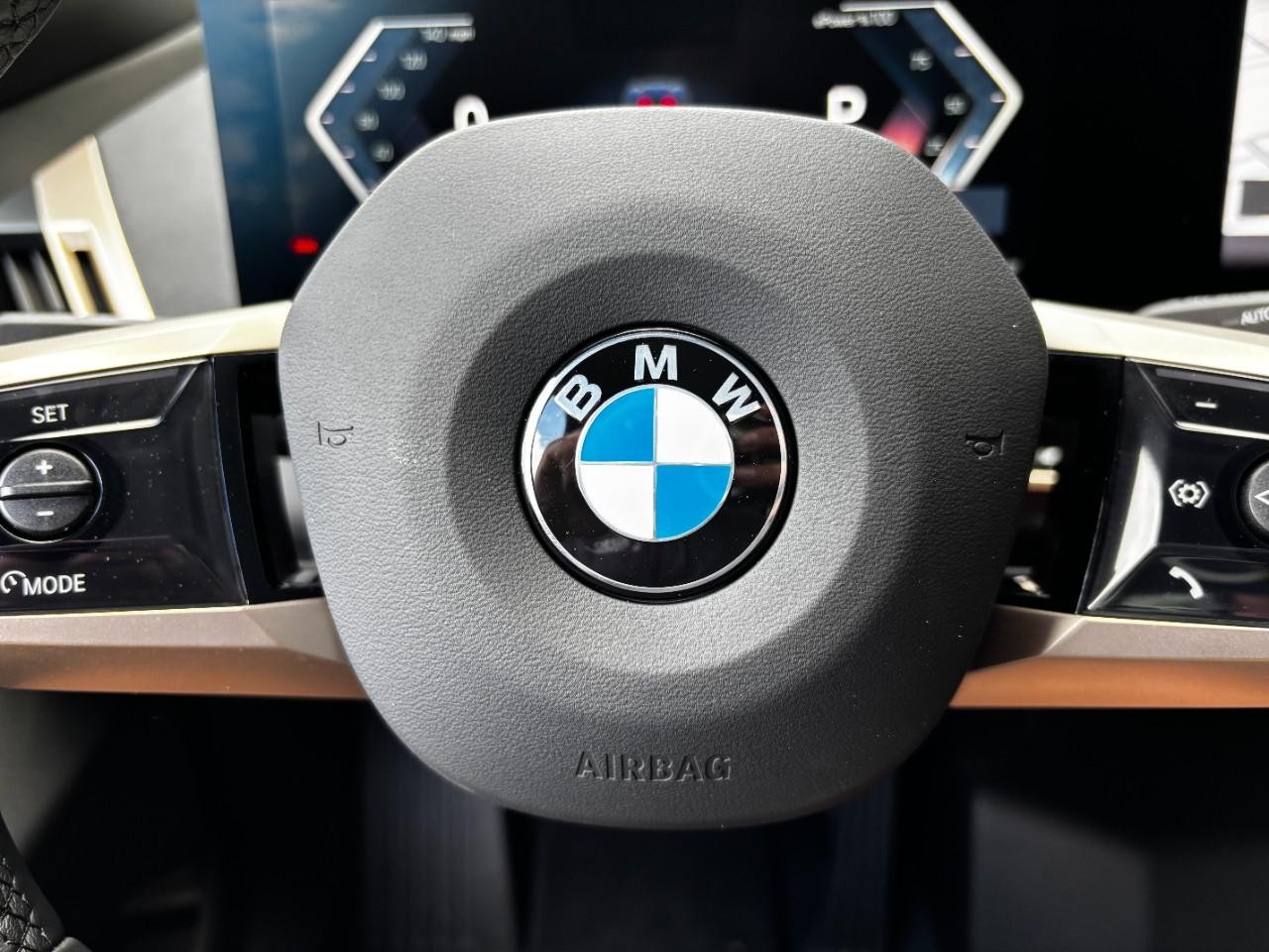 BMW iX Vehicle Full-screen Gallery Image 22