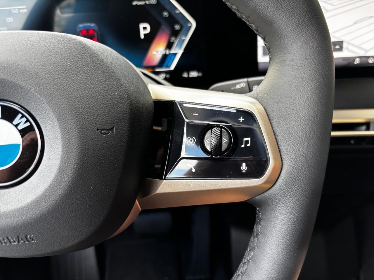 BMW iX Vehicle Full-screen Gallery Image 23