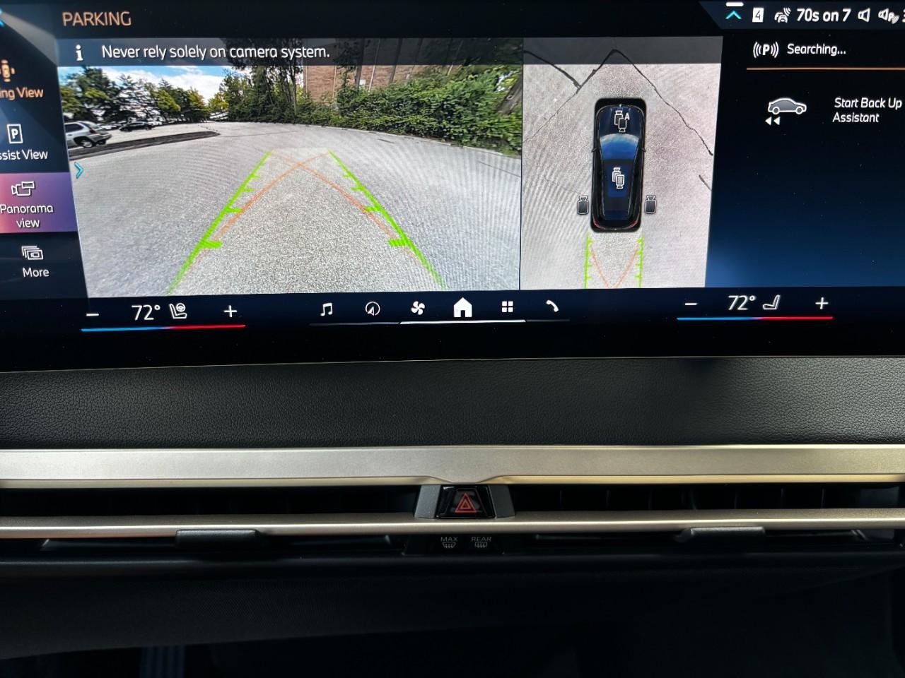 BMW iX Vehicle Full-screen Gallery Image 26