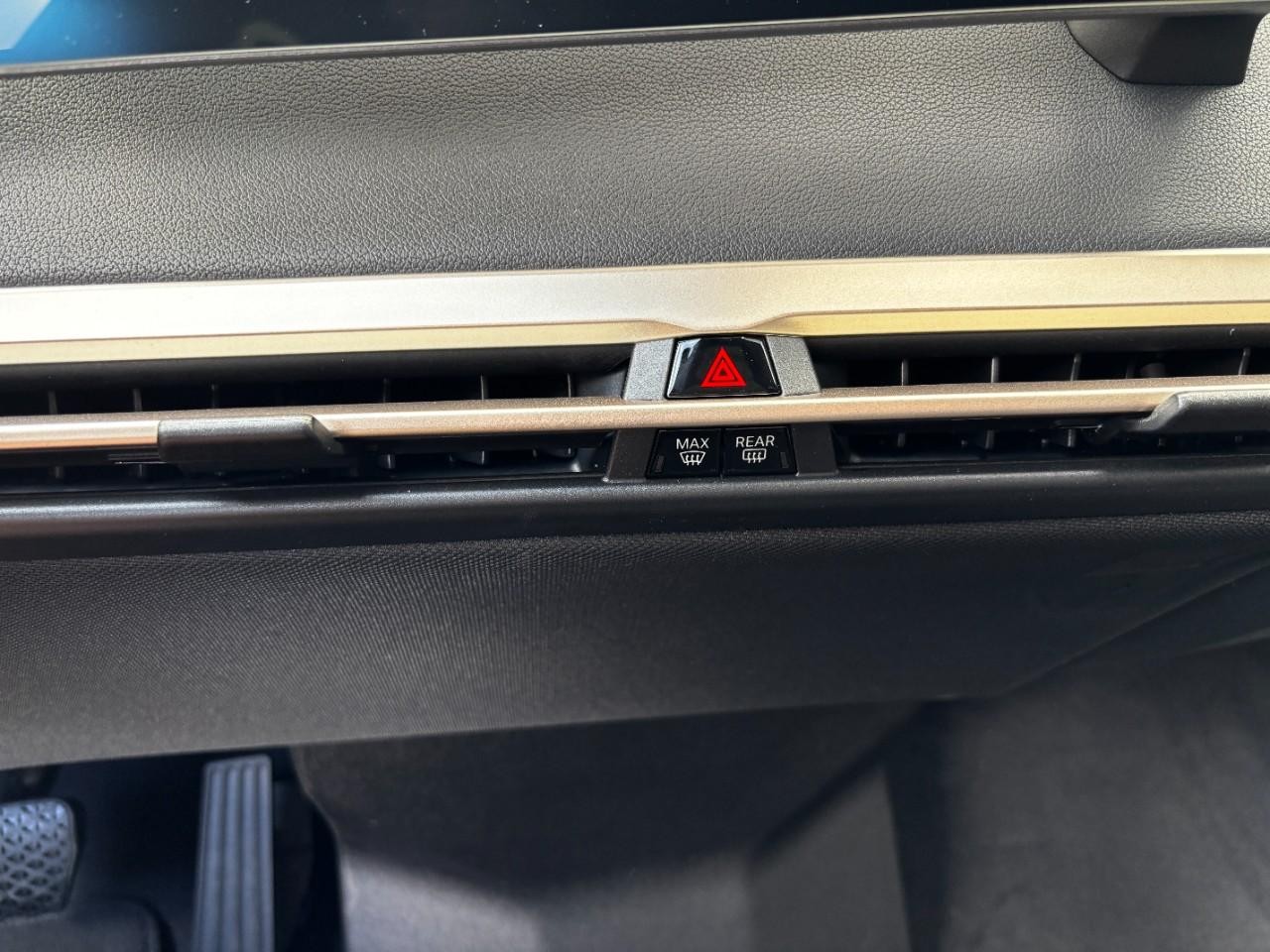 BMW iX Vehicle Full-screen Gallery Image 27