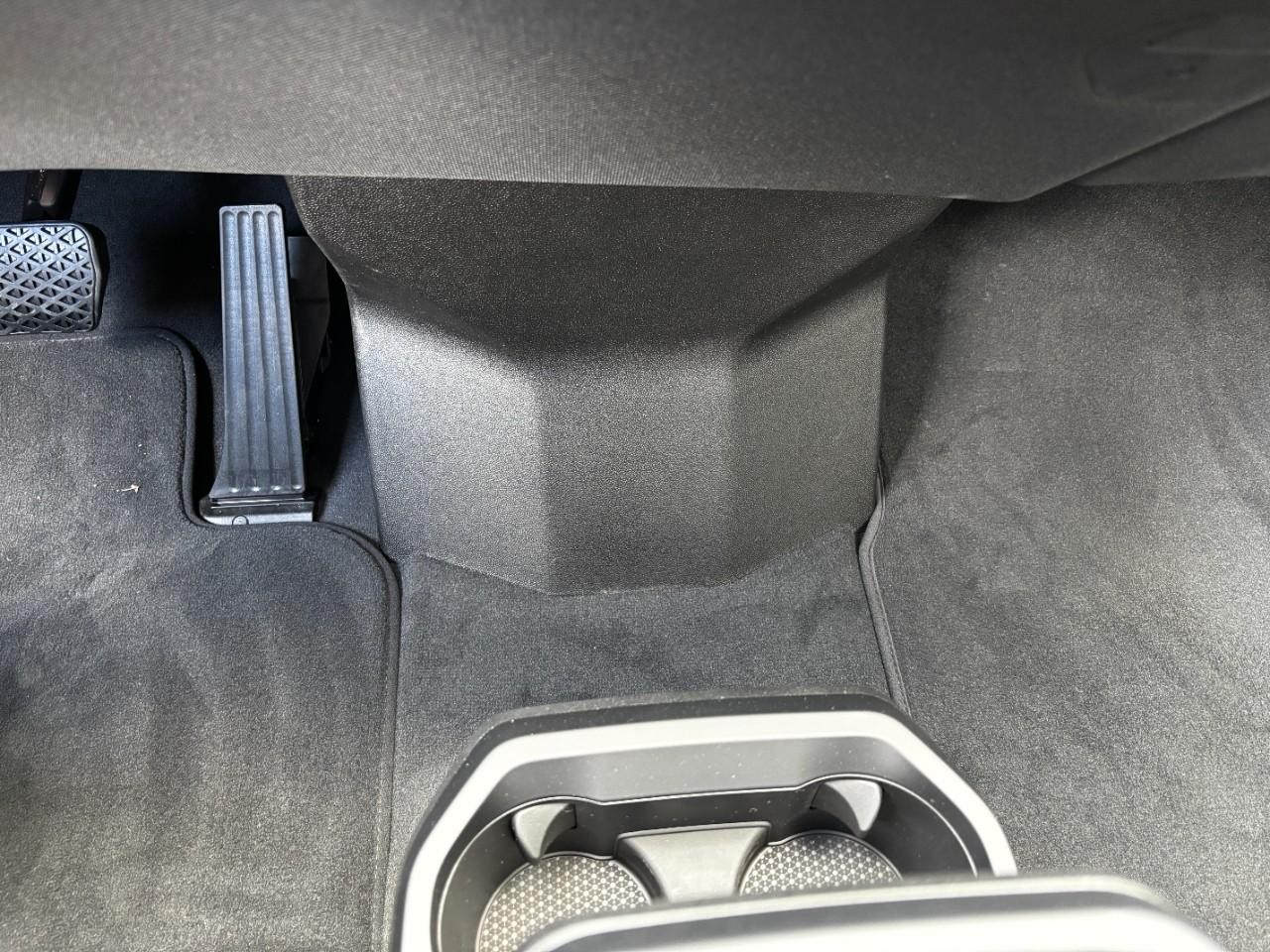 BMW iX Vehicle Full-screen Gallery Image 28