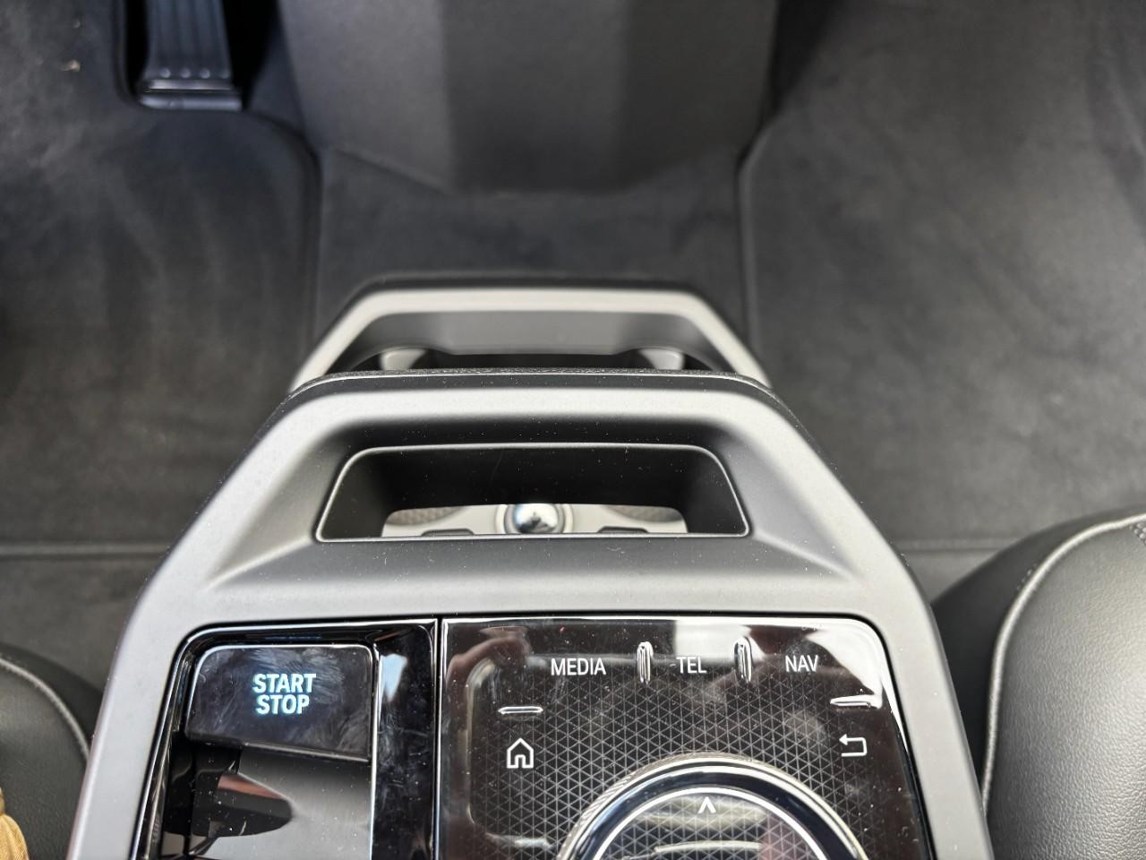 BMW iX Vehicle Full-screen Gallery Image 29