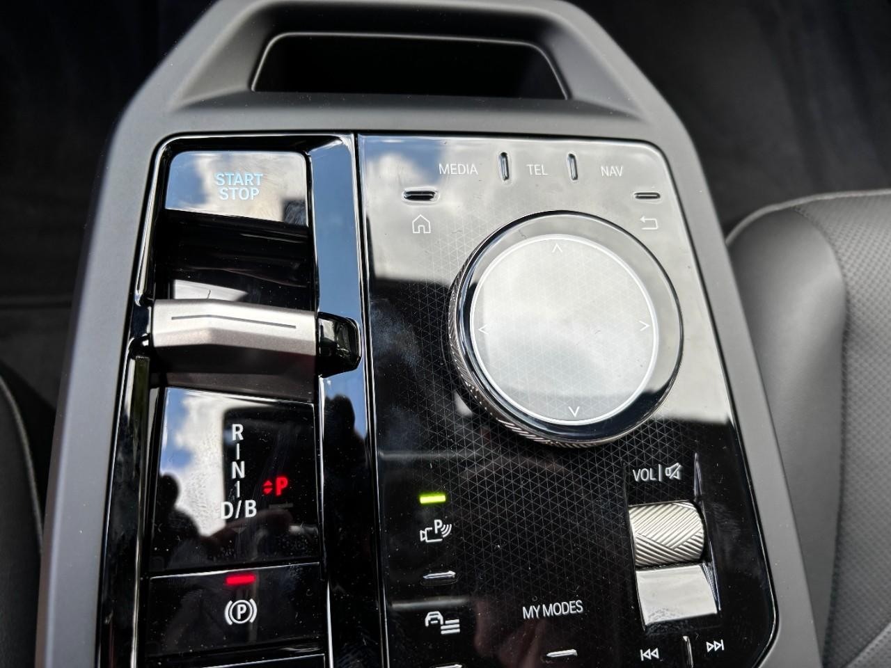 BMW iX Vehicle Full-screen Gallery Image 30