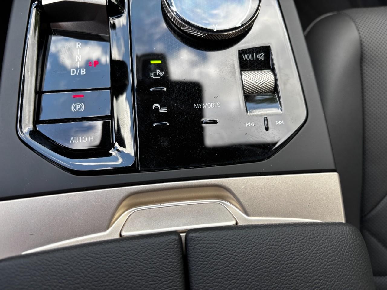 BMW iX Vehicle Full-screen Gallery Image 31