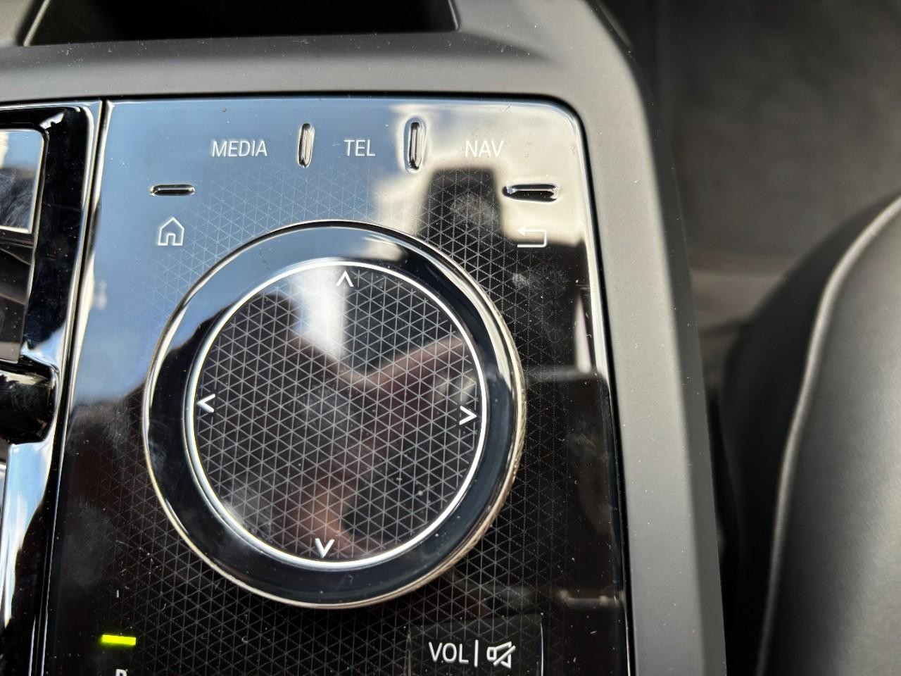 BMW iX Vehicle Full-screen Gallery Image 32