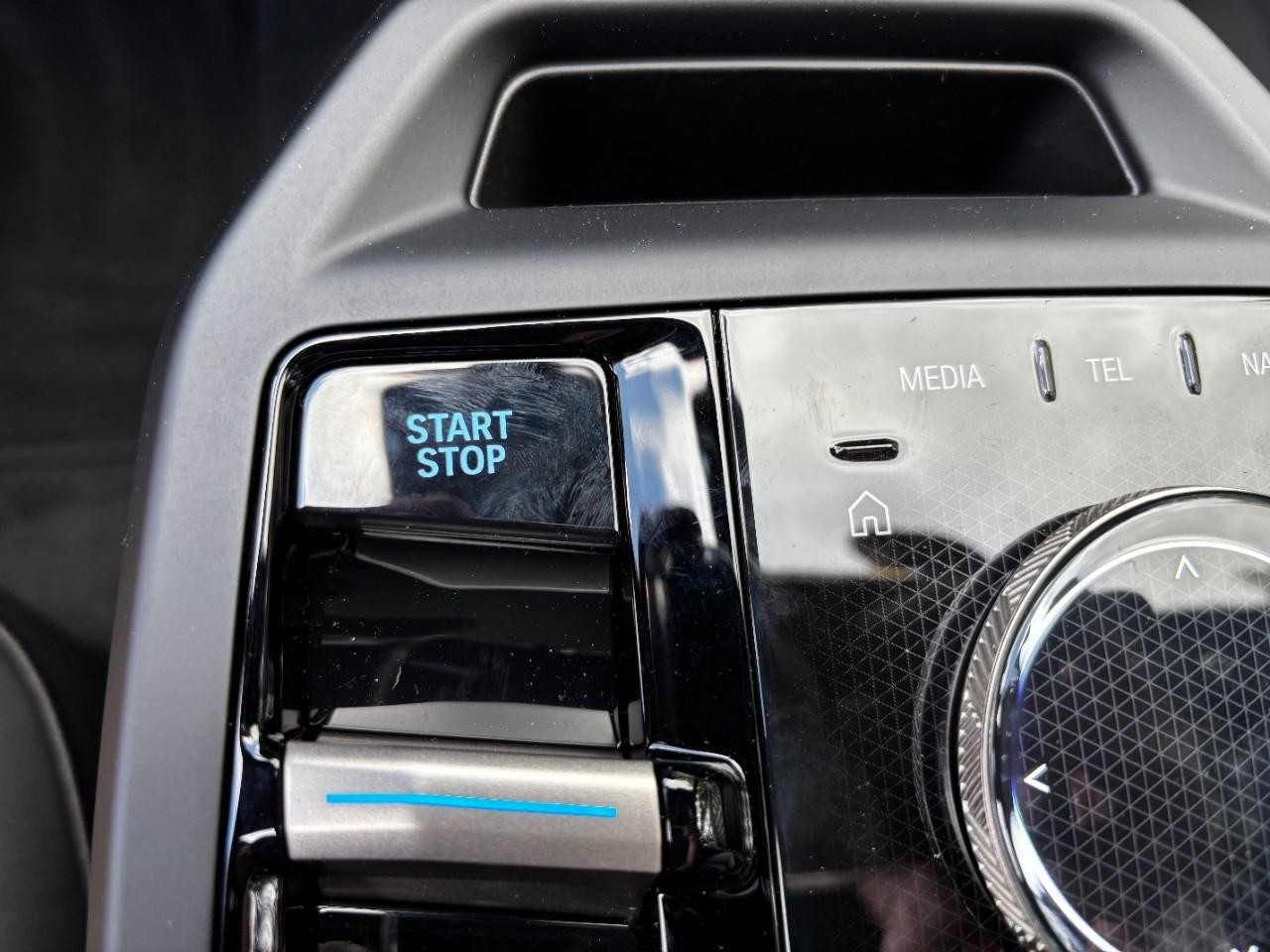 BMW iX Vehicle Full-screen Gallery Image 33