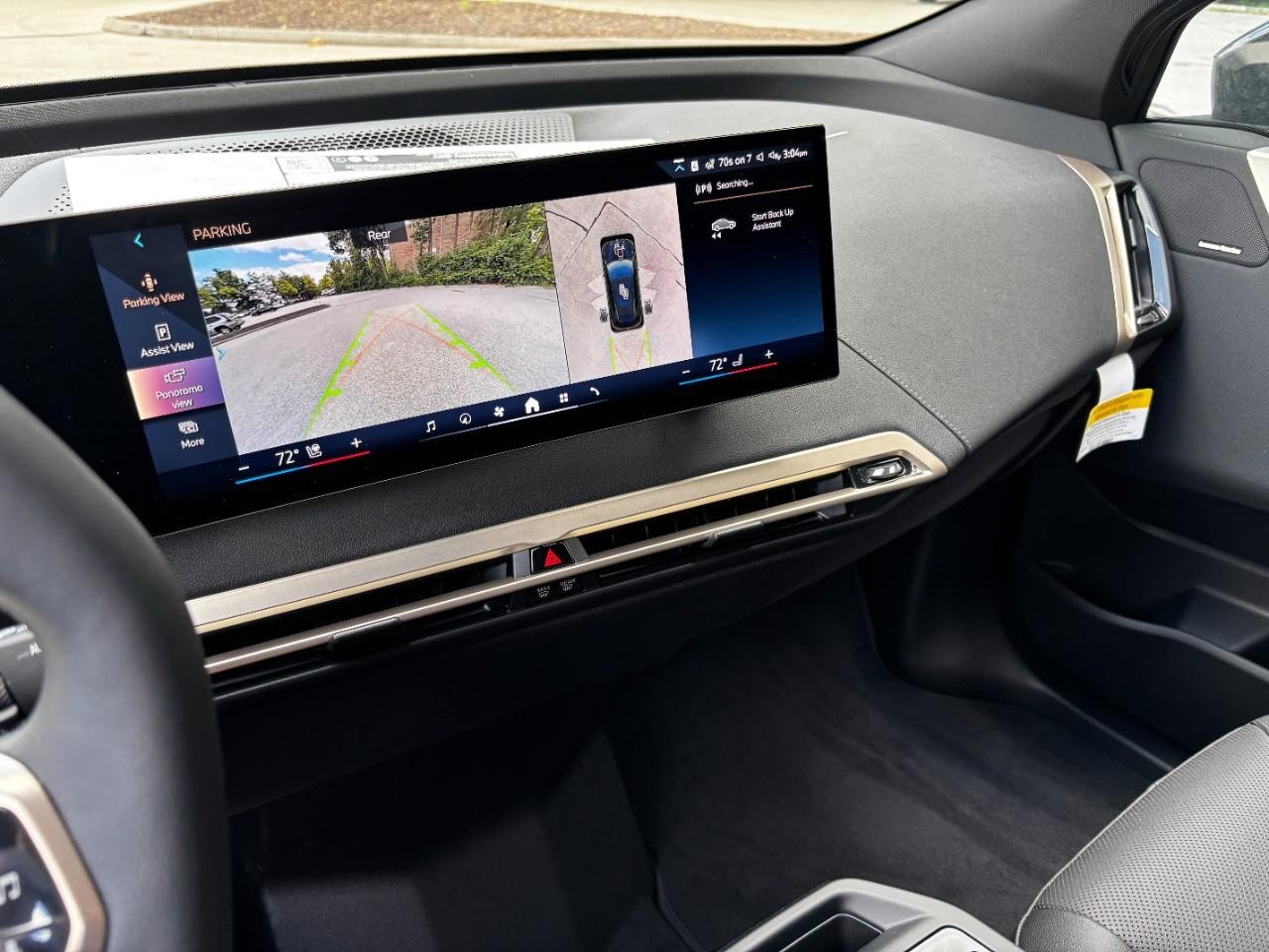 BMW iX Vehicle Full-screen Gallery Image 34