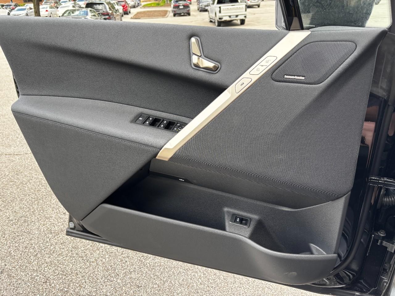 BMW iX Vehicle Full-screen Gallery Image 35