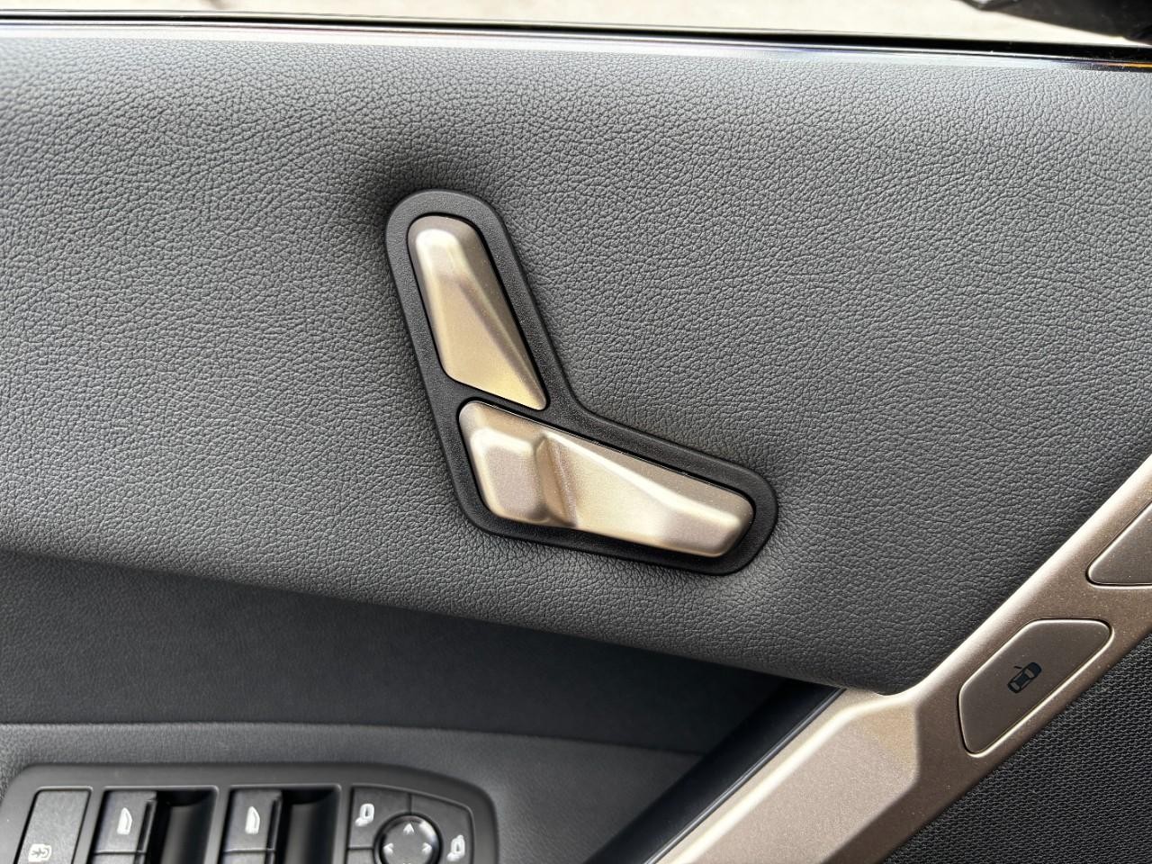 BMW iX Vehicle Full-screen Gallery Image 36