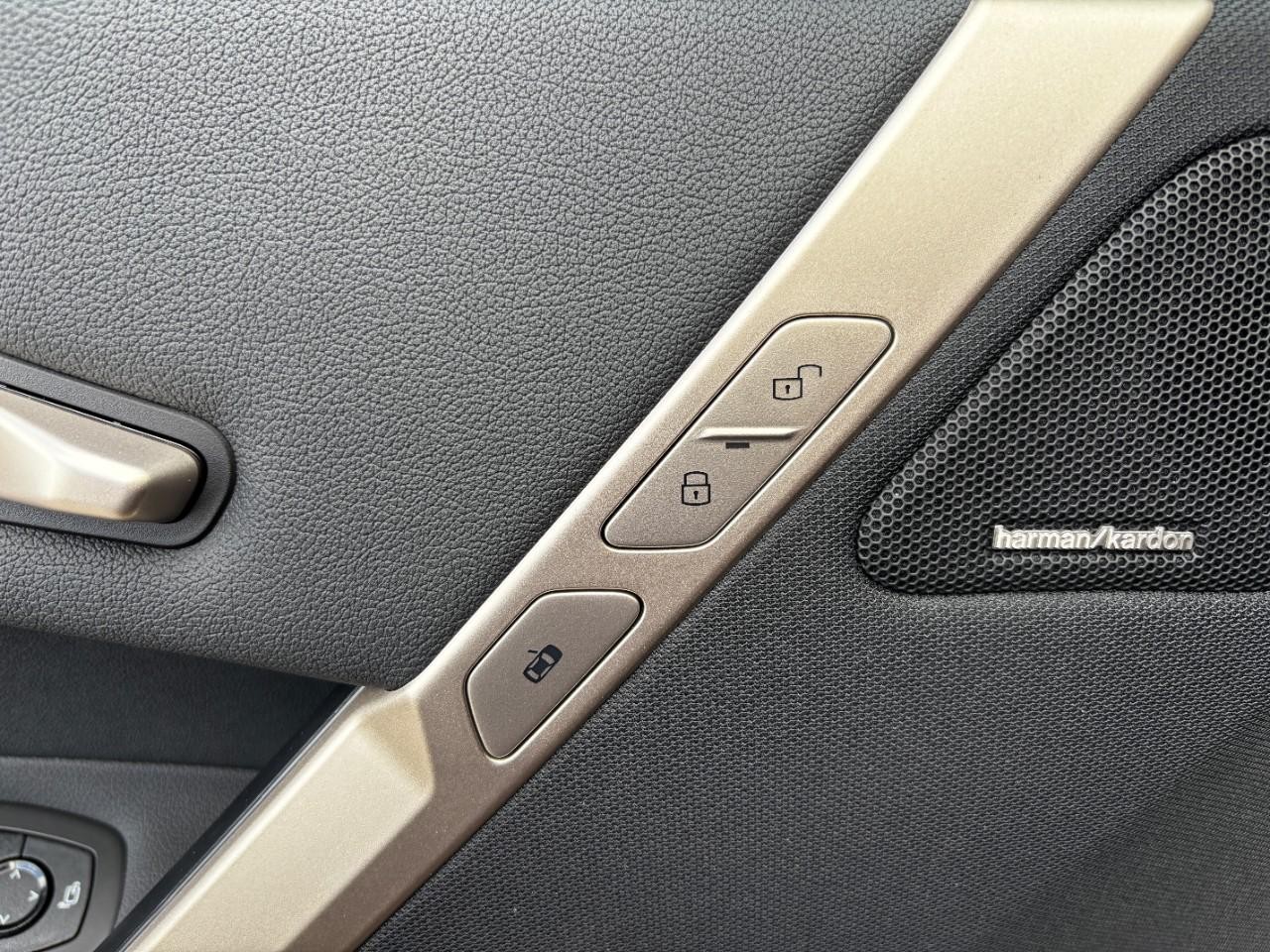 BMW iX Vehicle Full-screen Gallery Image 37