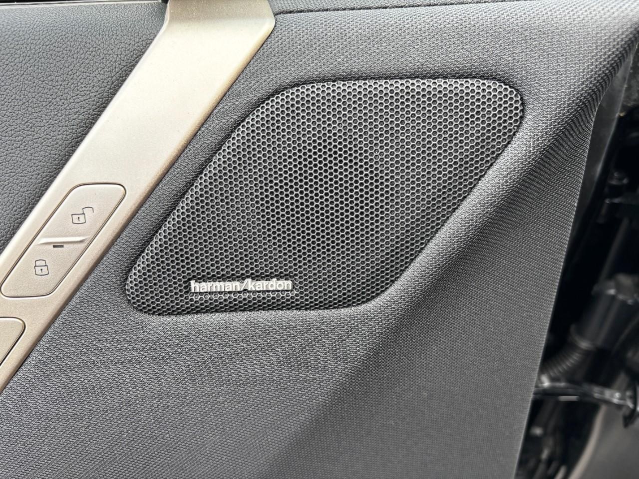 BMW iX Vehicle Full-screen Gallery Image 38