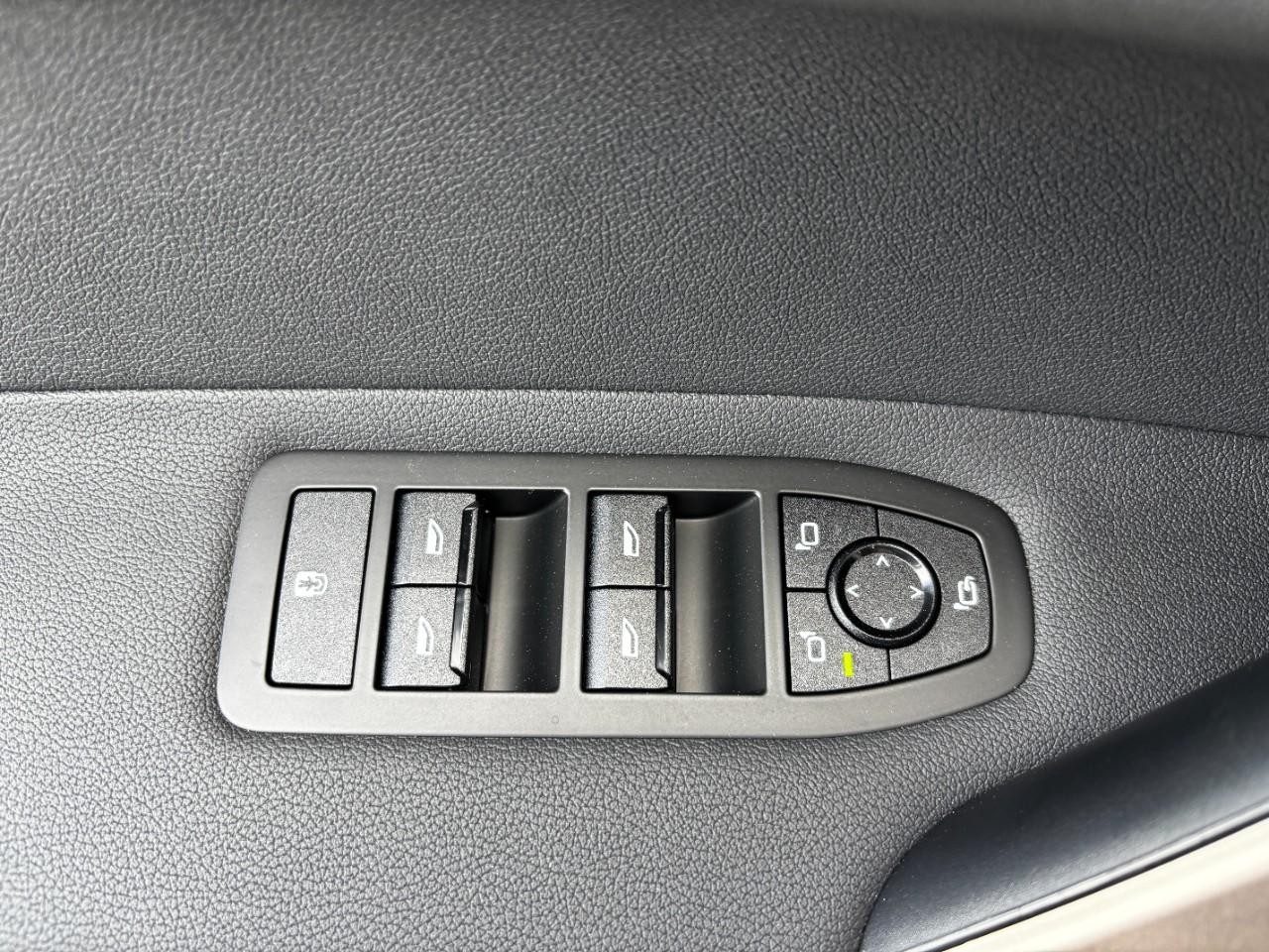 BMW iX Vehicle Full-screen Gallery Image 39