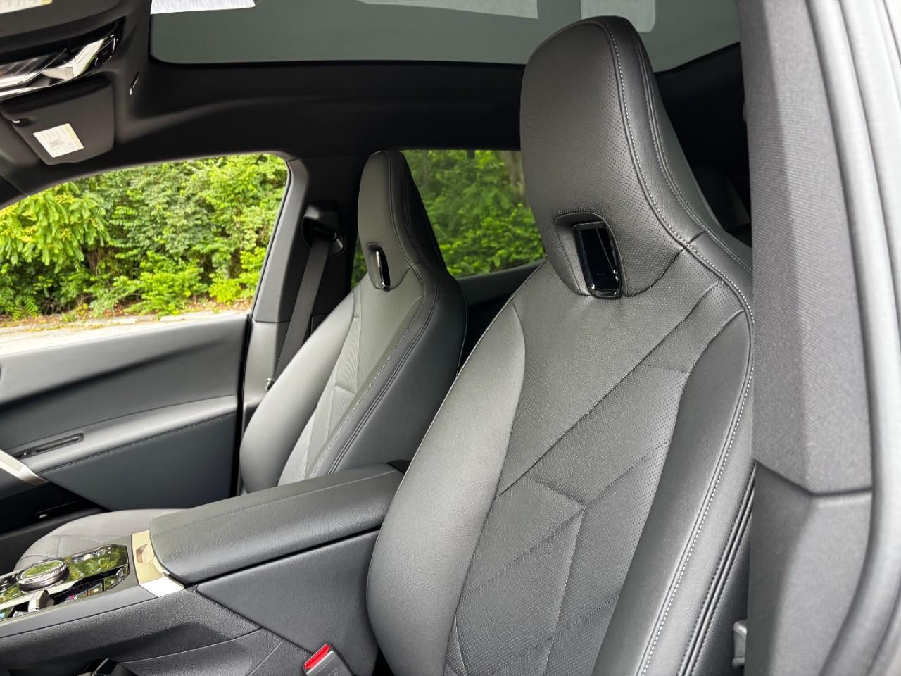 BMW iX Vehicle Full-screen Gallery Image 41