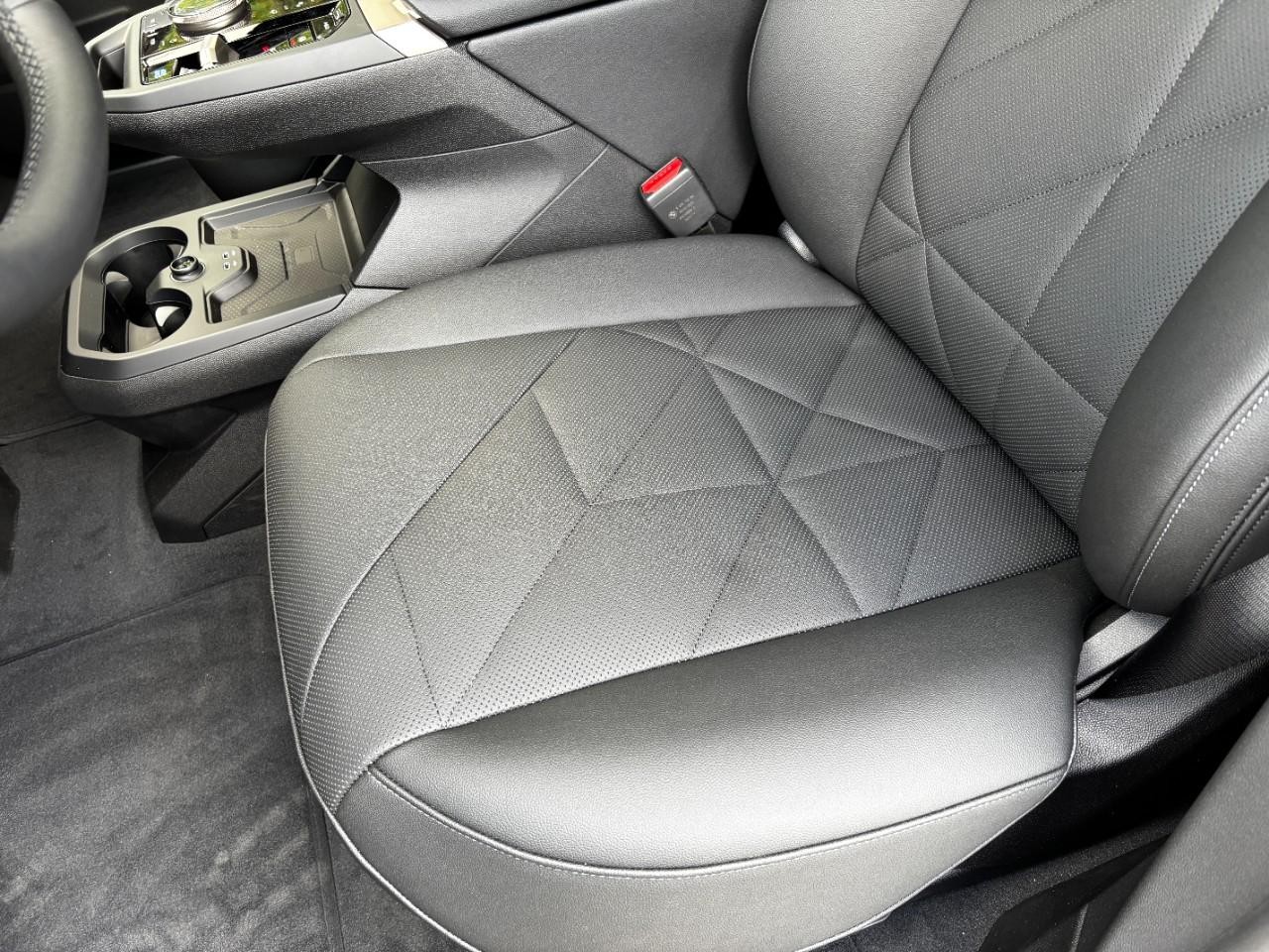 BMW iX Vehicle Full-screen Gallery Image 42