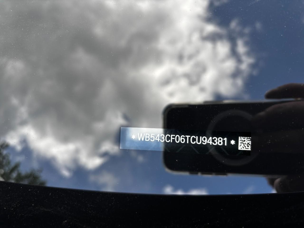 BMW iX Vehicle Full-screen Gallery Image 43