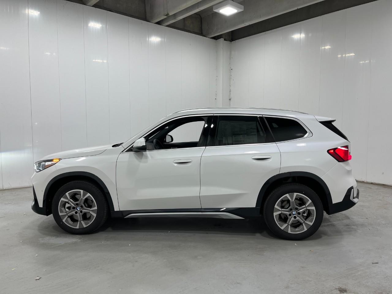 BMW X1 Vehicle Full-screen Gallery Image 2