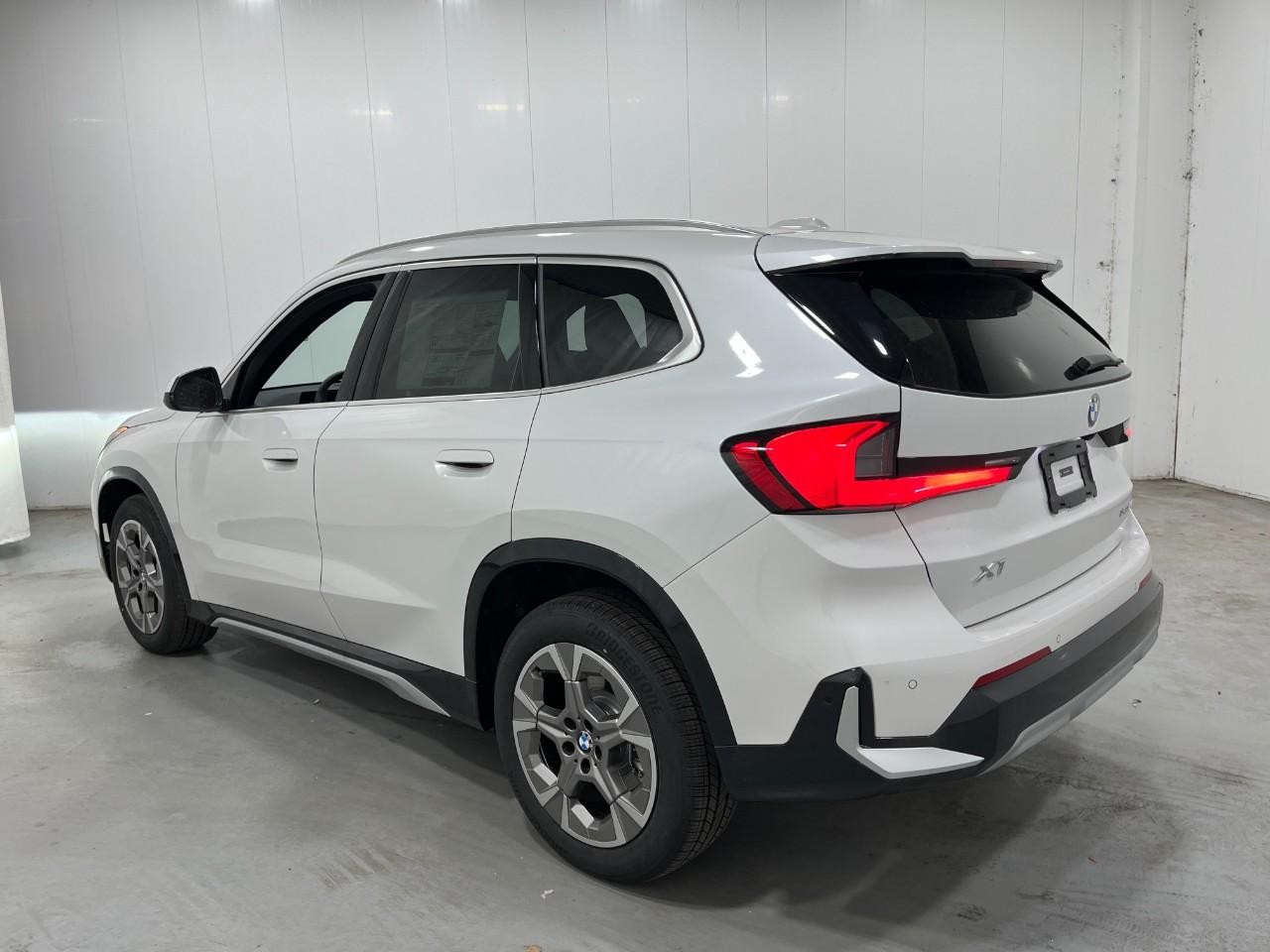 BMW X1 Vehicle Full-screen Gallery Image 3