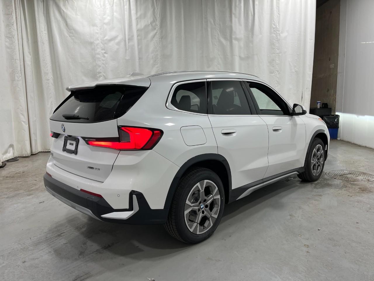 BMW X1 Vehicle Full-screen Gallery Image 4