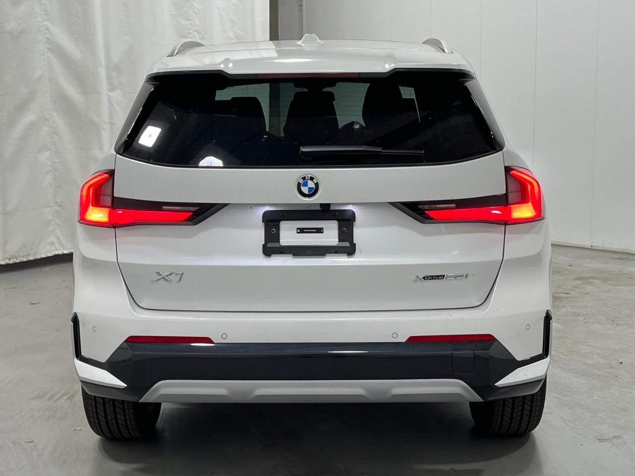BMW X1 Vehicle Full-screen Gallery Image 10