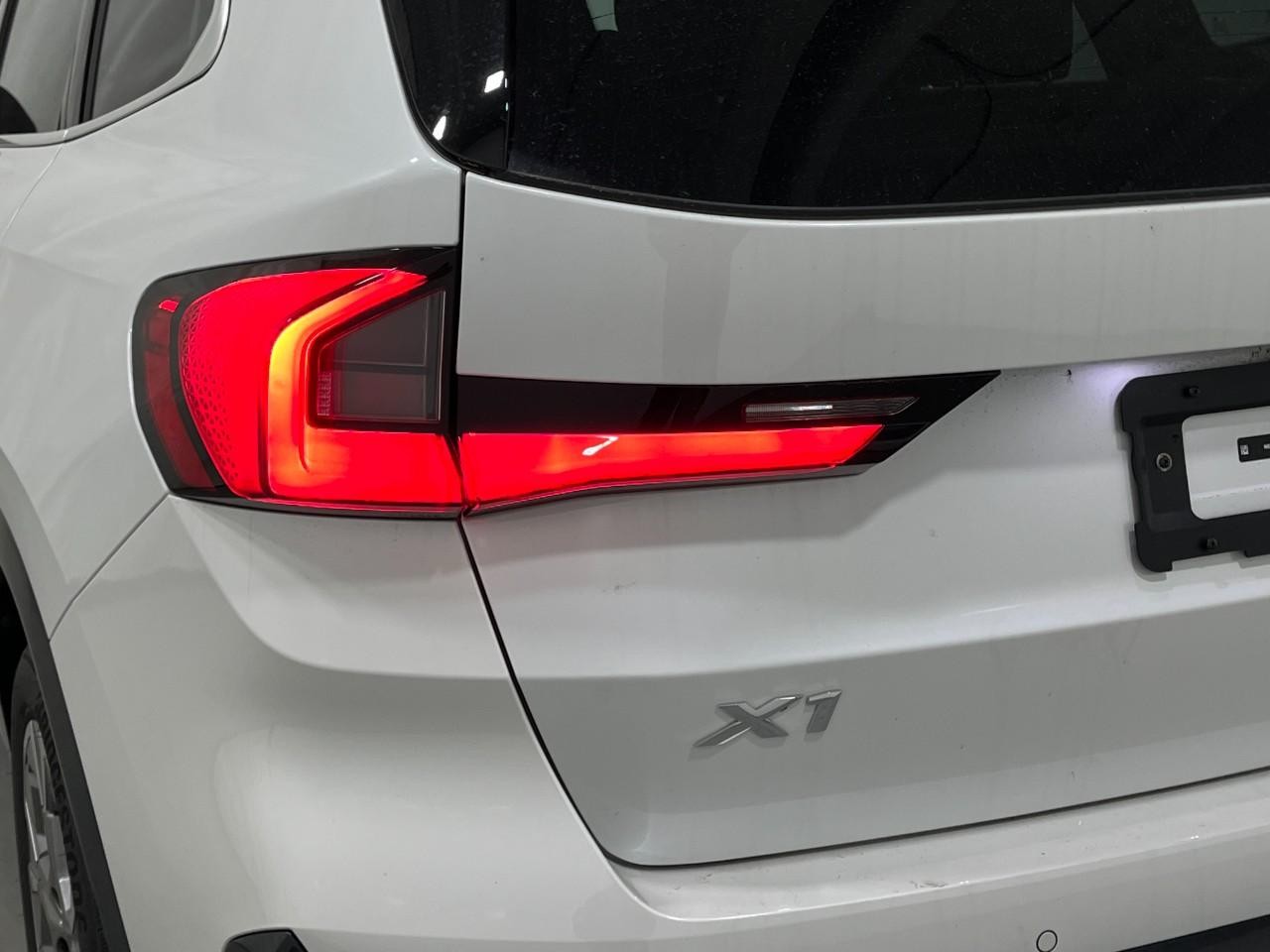 BMW X1 Vehicle Full-screen Gallery Image 11