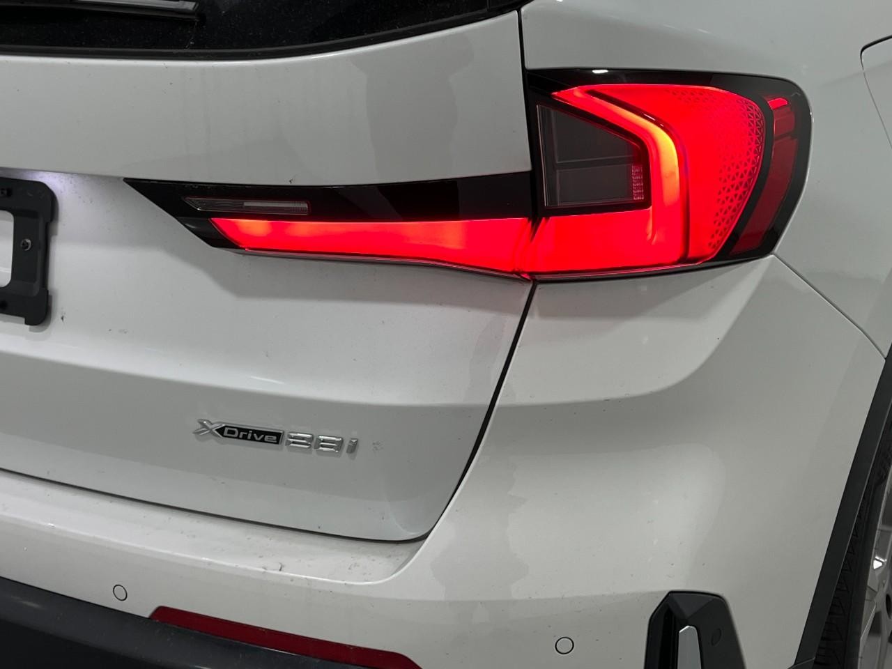 BMW X1 Vehicle Full-screen Gallery Image 12