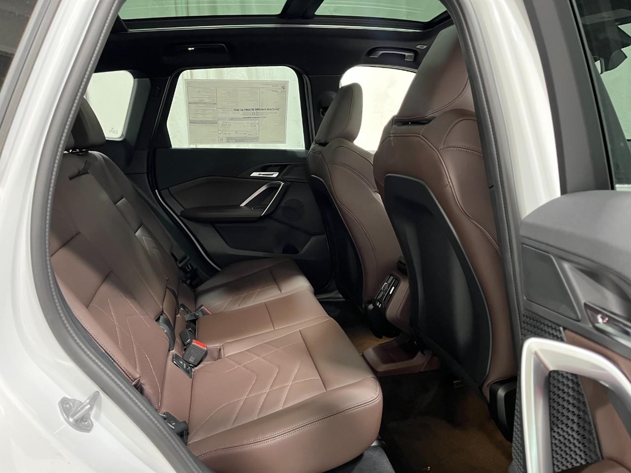 BMW X1 Vehicle Full-screen Gallery Image 13