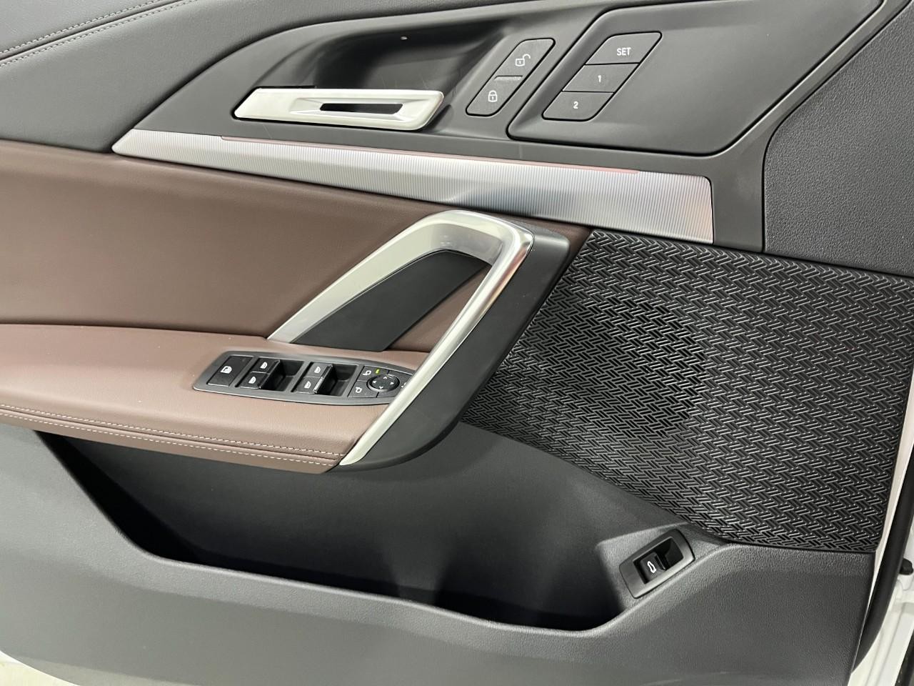 BMW X1 Vehicle Full-screen Gallery Image 30