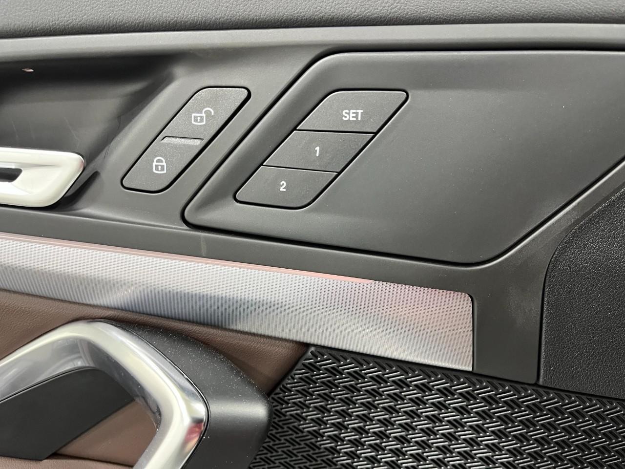 BMW X1 Vehicle Full-screen Gallery Image 32