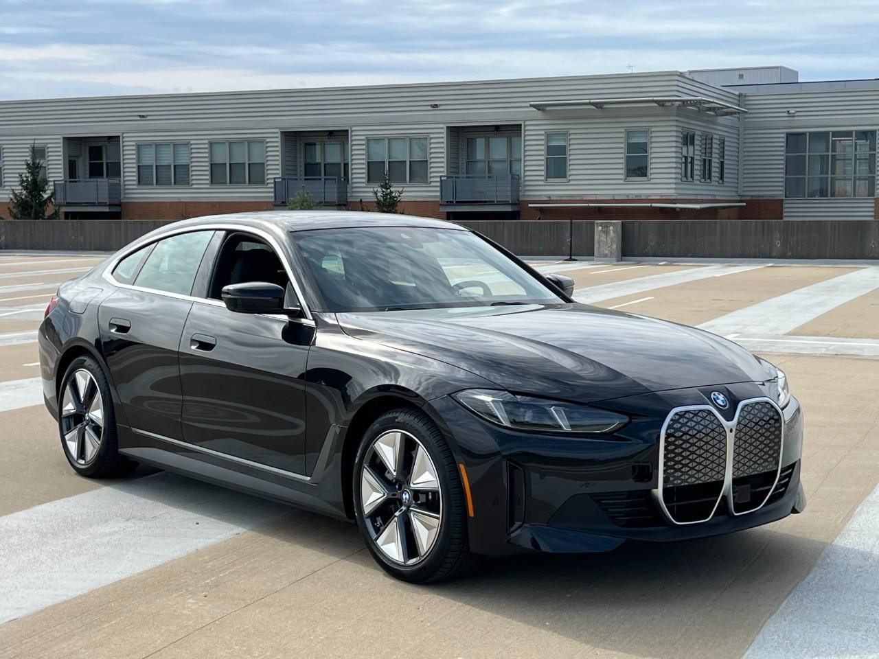 BMW i4 Vehicle Full-screen Gallery Image 6