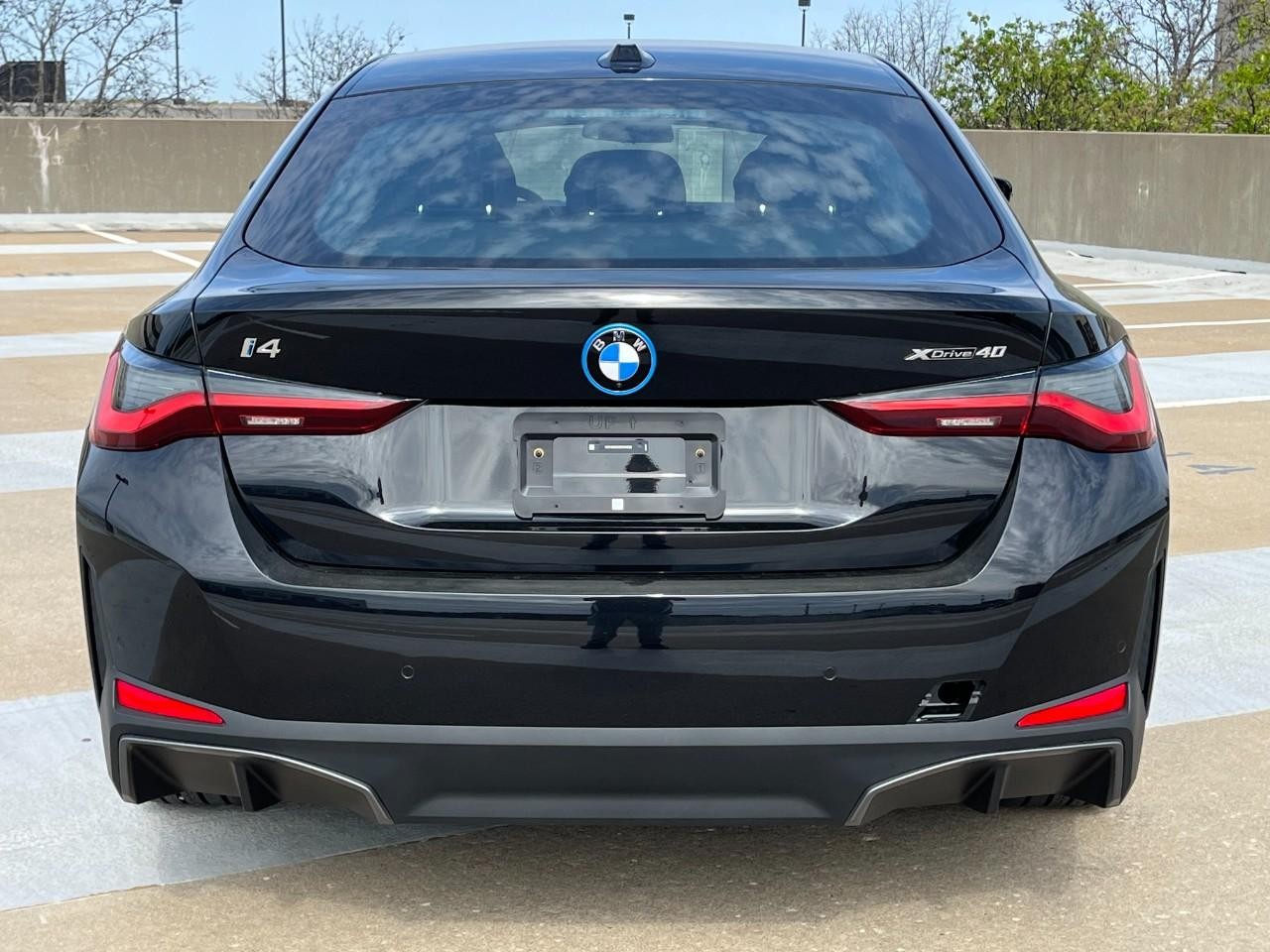 BMW i4 Vehicle Full-screen Gallery Image 10
