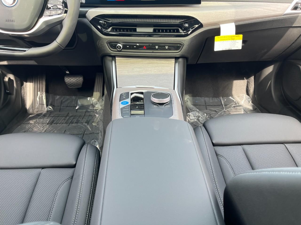 BMW i4 Vehicle Full-screen Gallery Image 17