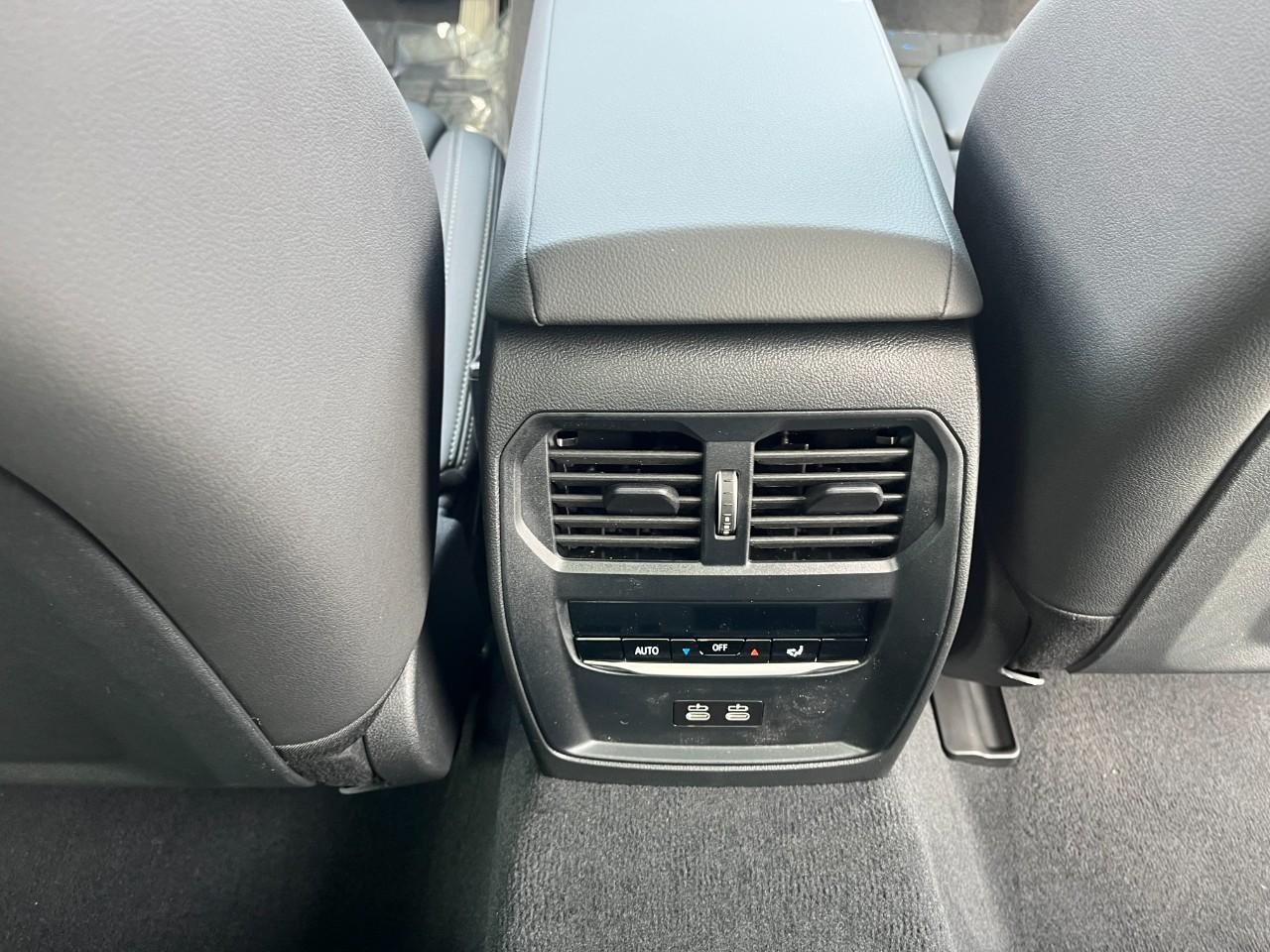 BMW i4 Vehicle Full-screen Gallery Image 18