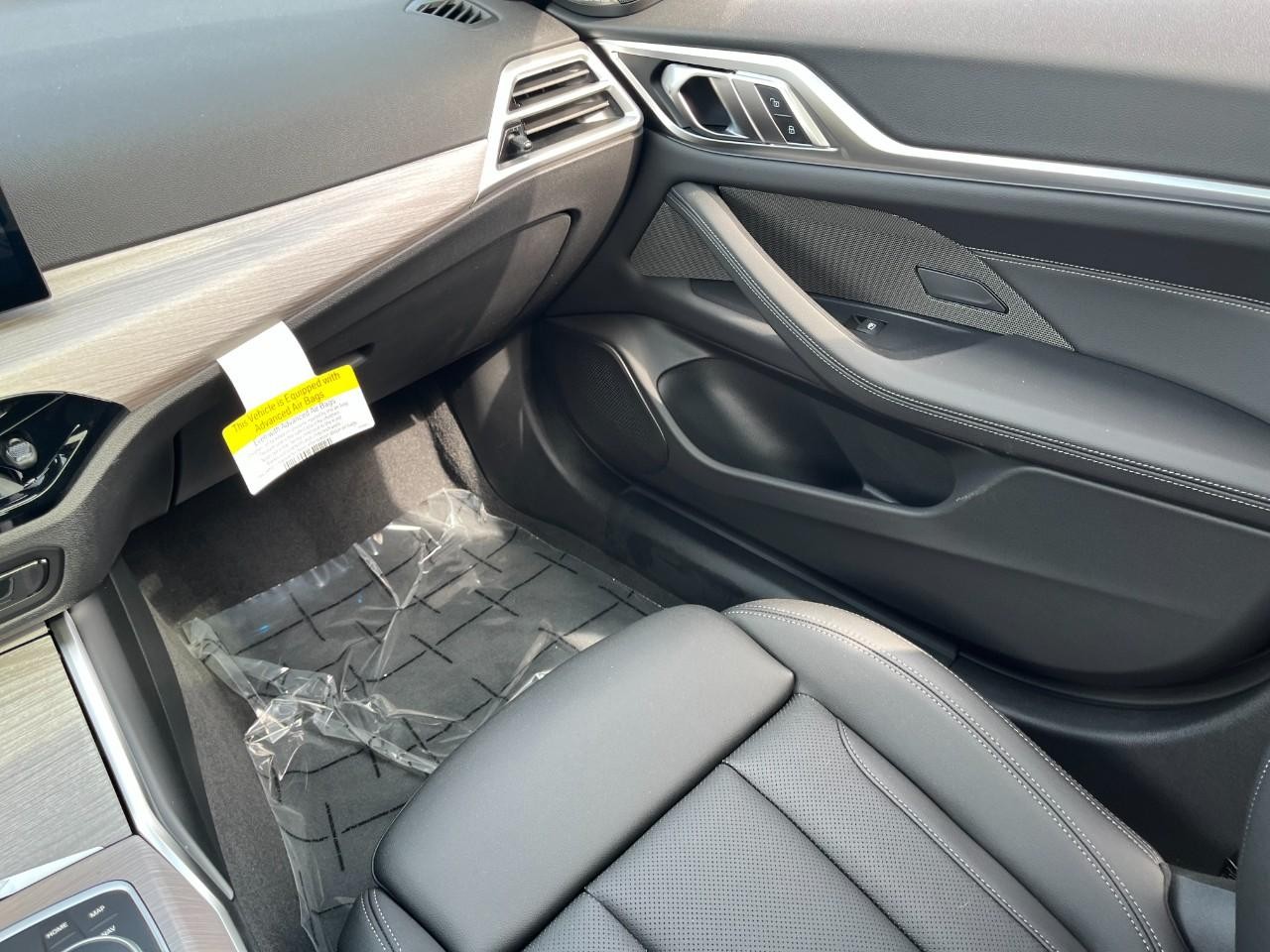 BMW i4 Vehicle Full-screen Gallery Image 19