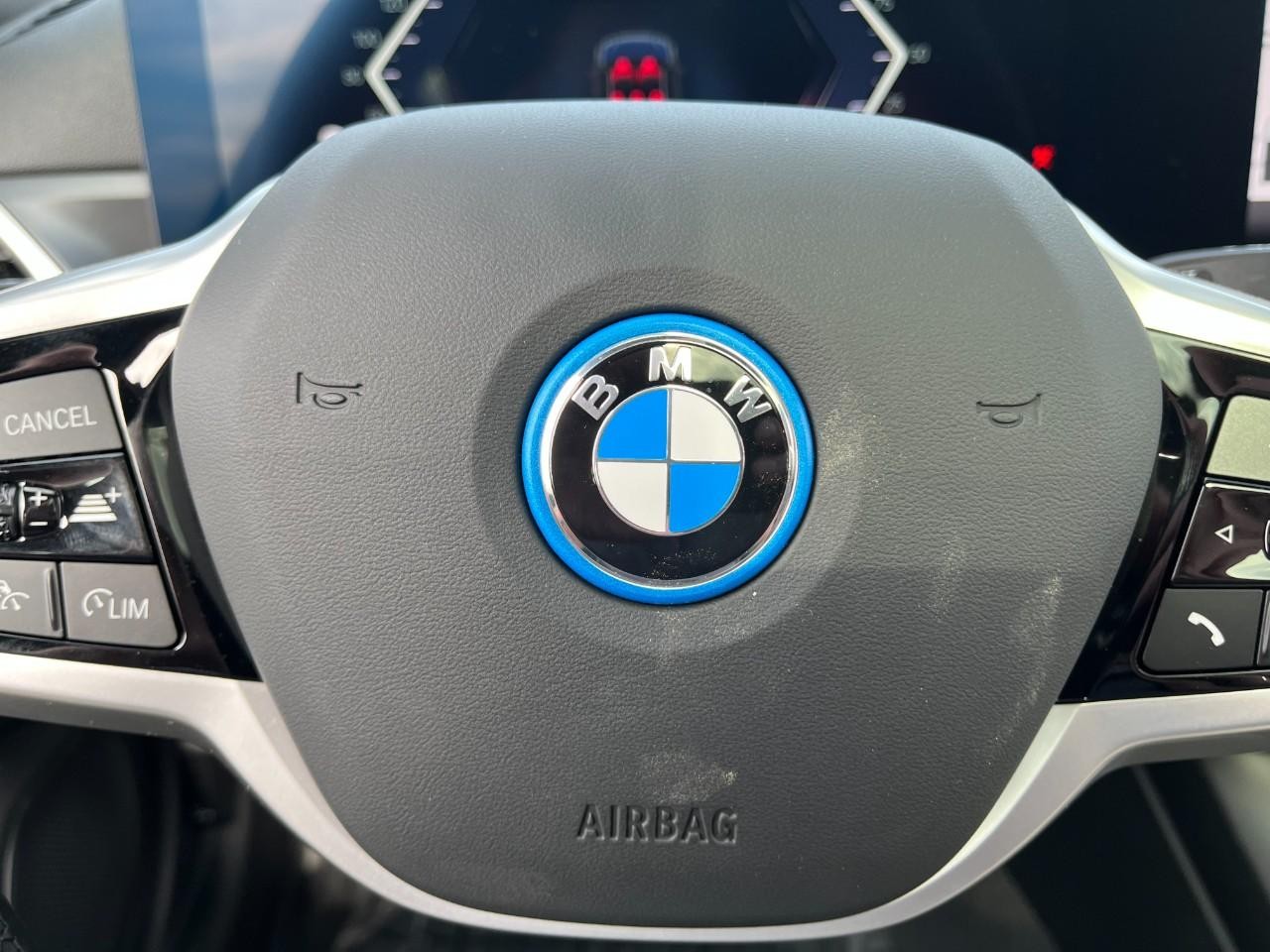 BMW i4 Vehicle Full-screen Gallery Image 22