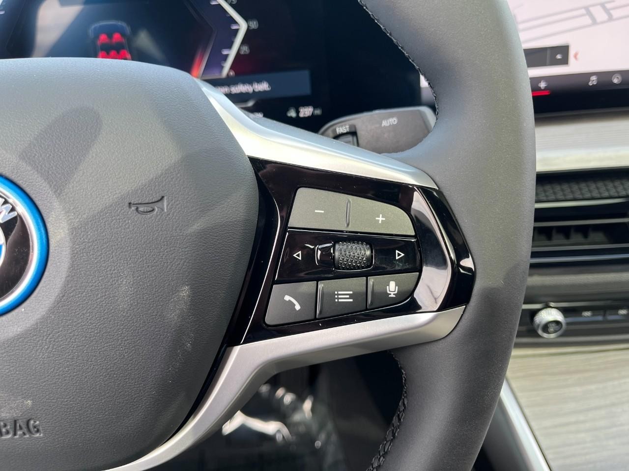 BMW i4 Vehicle Full-screen Gallery Image 23