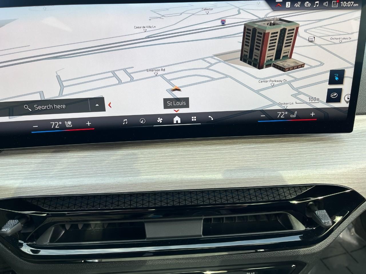 BMW i4 Vehicle Full-screen Gallery Image 25