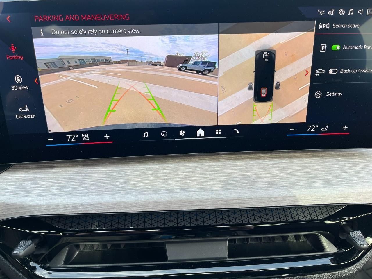 BMW i4 Vehicle Full-screen Gallery Image 26