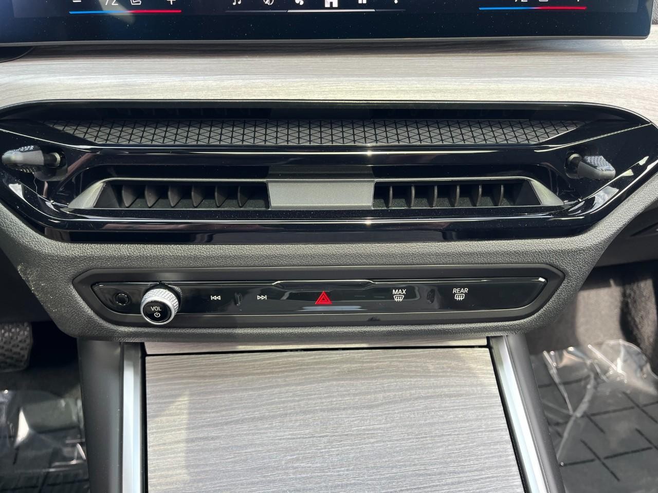 BMW i4 Vehicle Full-screen Gallery Image 27