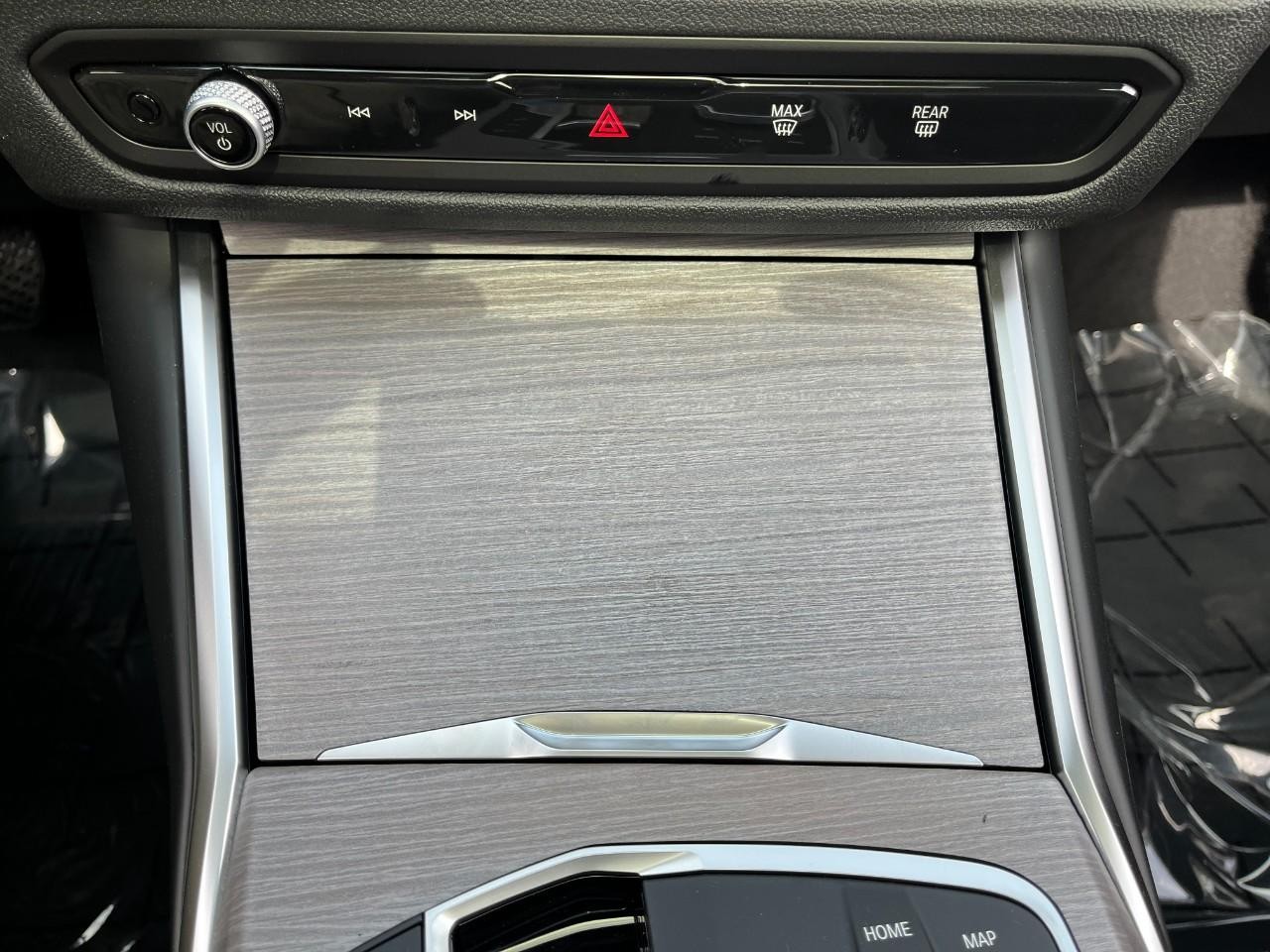 BMW i4 Vehicle Full-screen Gallery Image 28