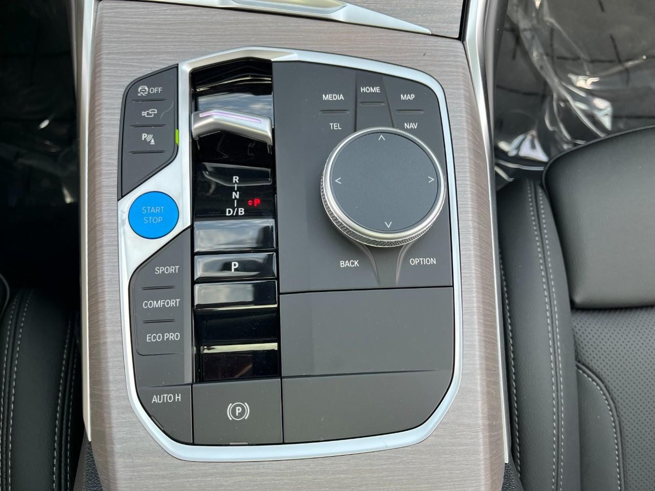 BMW i4 Vehicle Full-screen Gallery Image 29