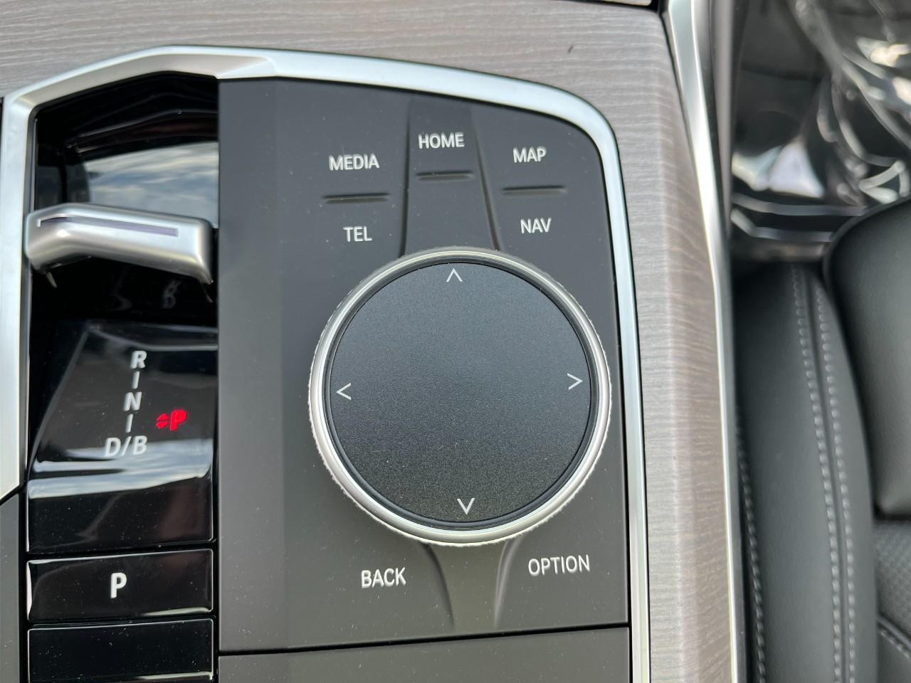 BMW i4 Vehicle Full-screen Gallery Image 30