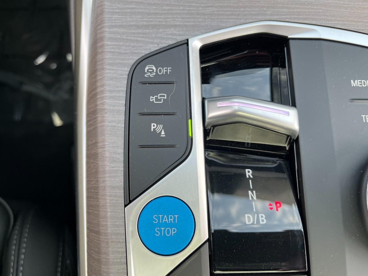 BMW i4 Vehicle Full-screen Gallery Image 31