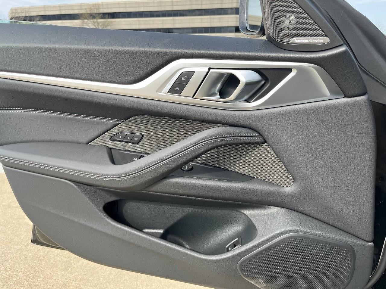 BMW i4 Vehicle Full-screen Gallery Image 32