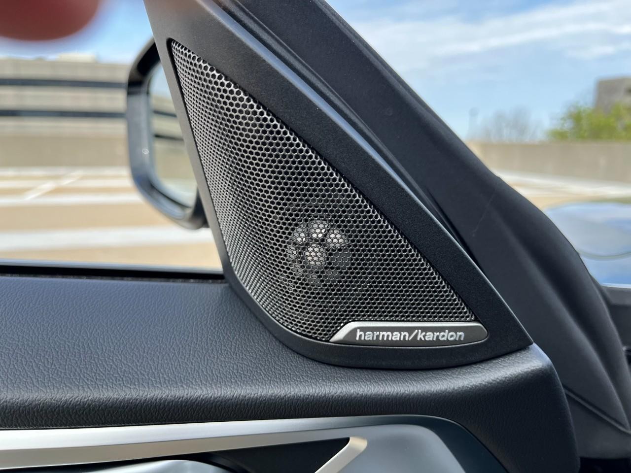 BMW i4 Vehicle Full-screen Gallery Image 33