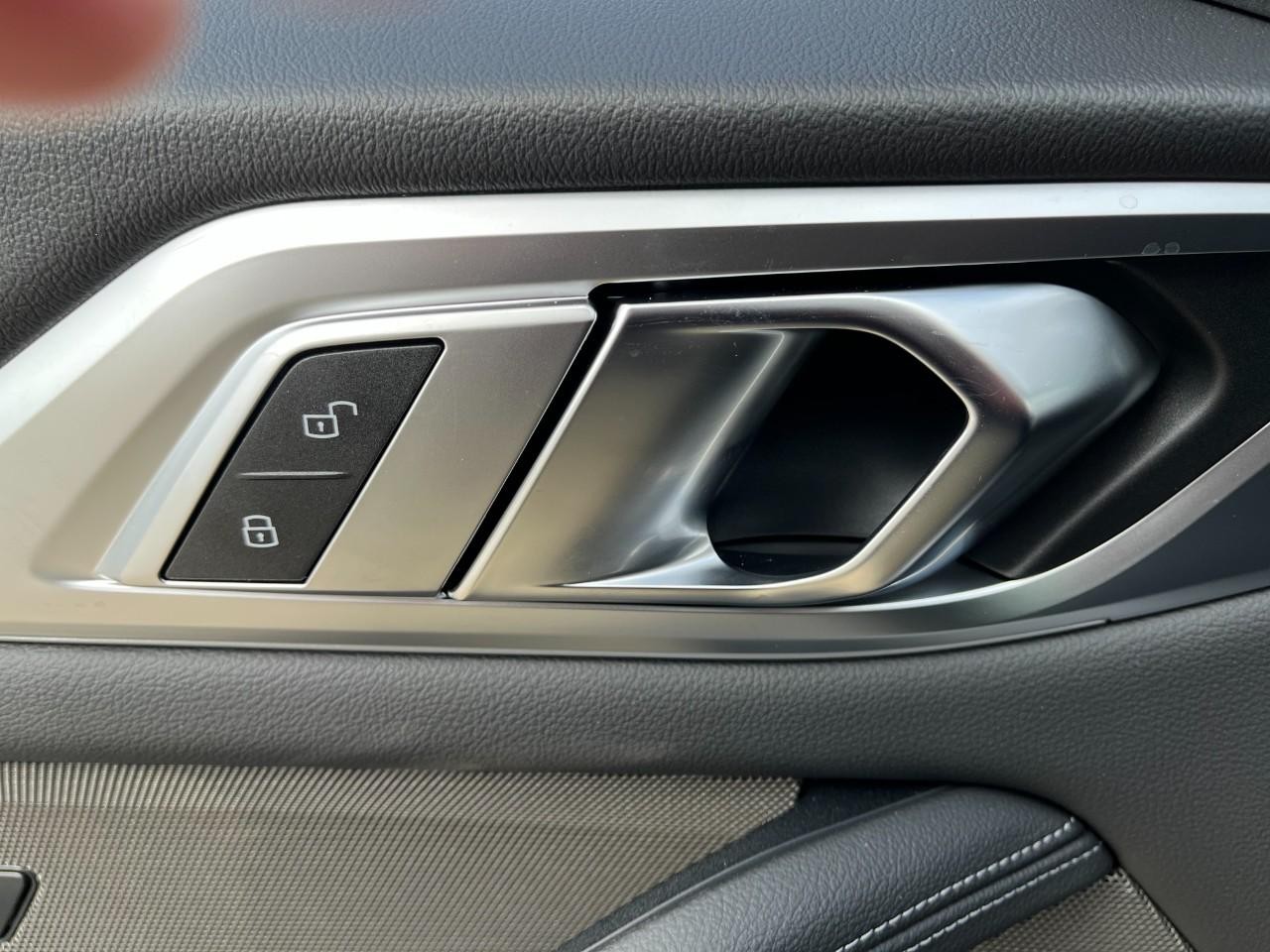 BMW i4 Vehicle Full-screen Gallery Image 34