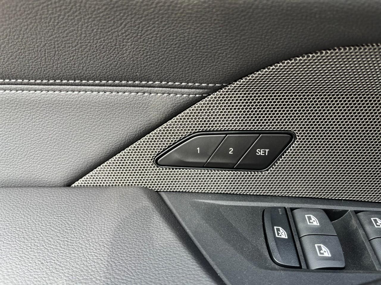 BMW i4 Vehicle Full-screen Gallery Image 35