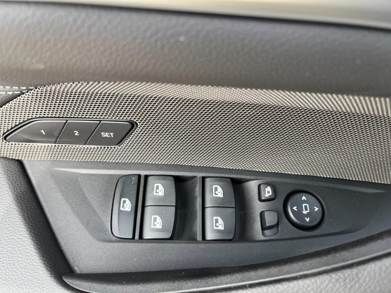 BMW i4 Vehicle Full-screen Gallery Image 36