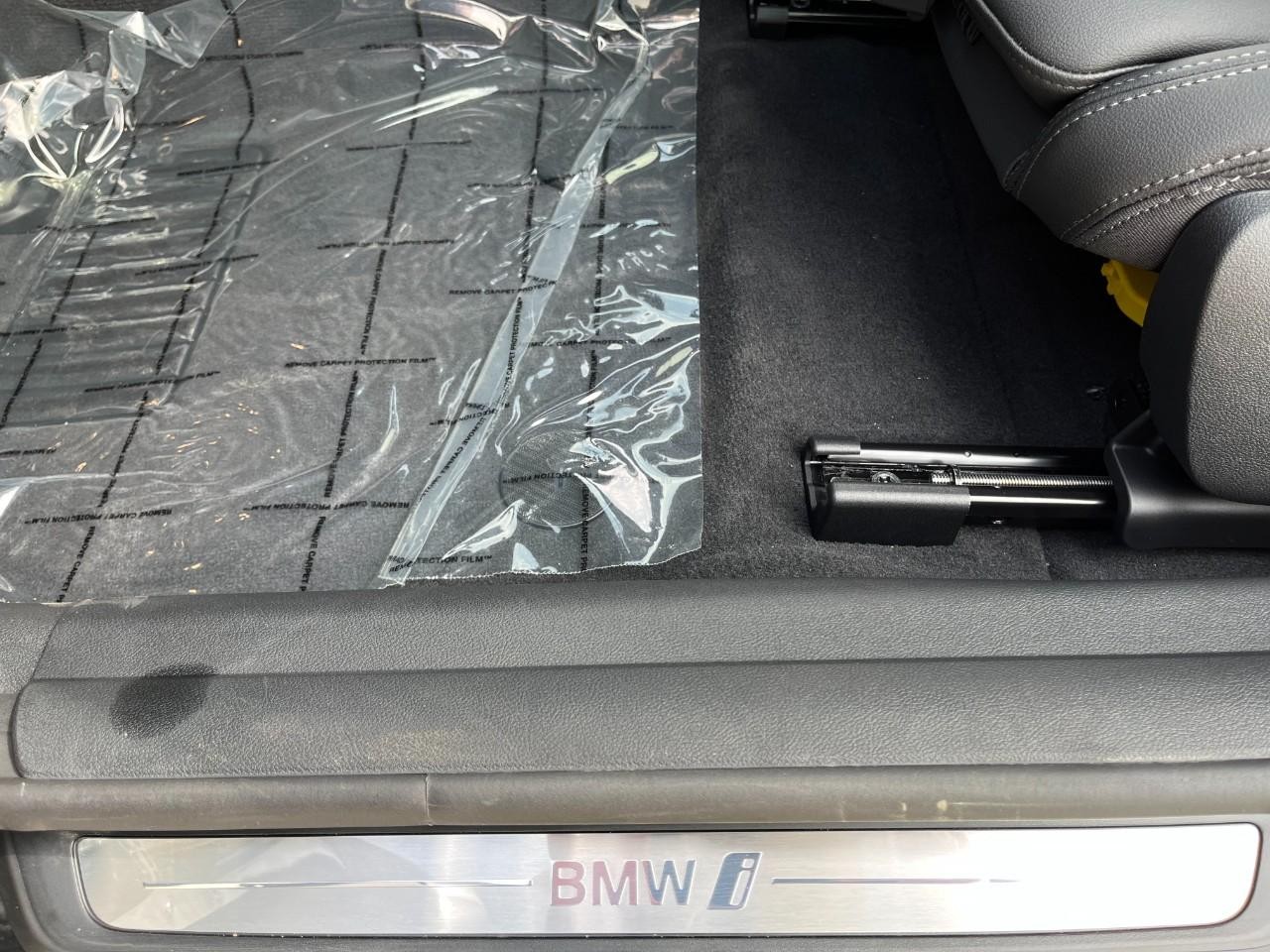 BMW i4 Vehicle Full-screen Gallery Image 37